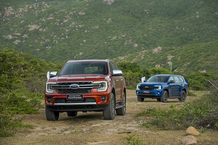 Giá xe Ford Everest lăn bánh kèm ưu đãi tháng 12/2025